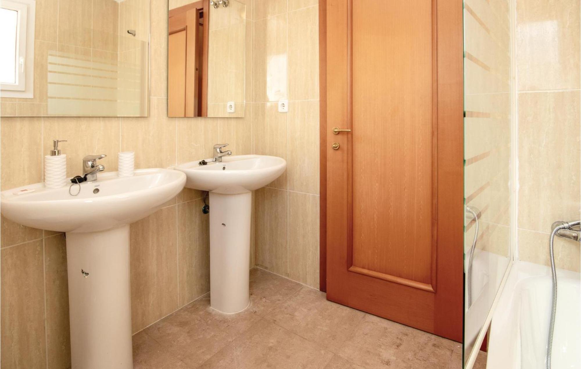 3 Bedroom Amazing Apartment In La Duquesa Castillo de Sabinillas Exterior foto